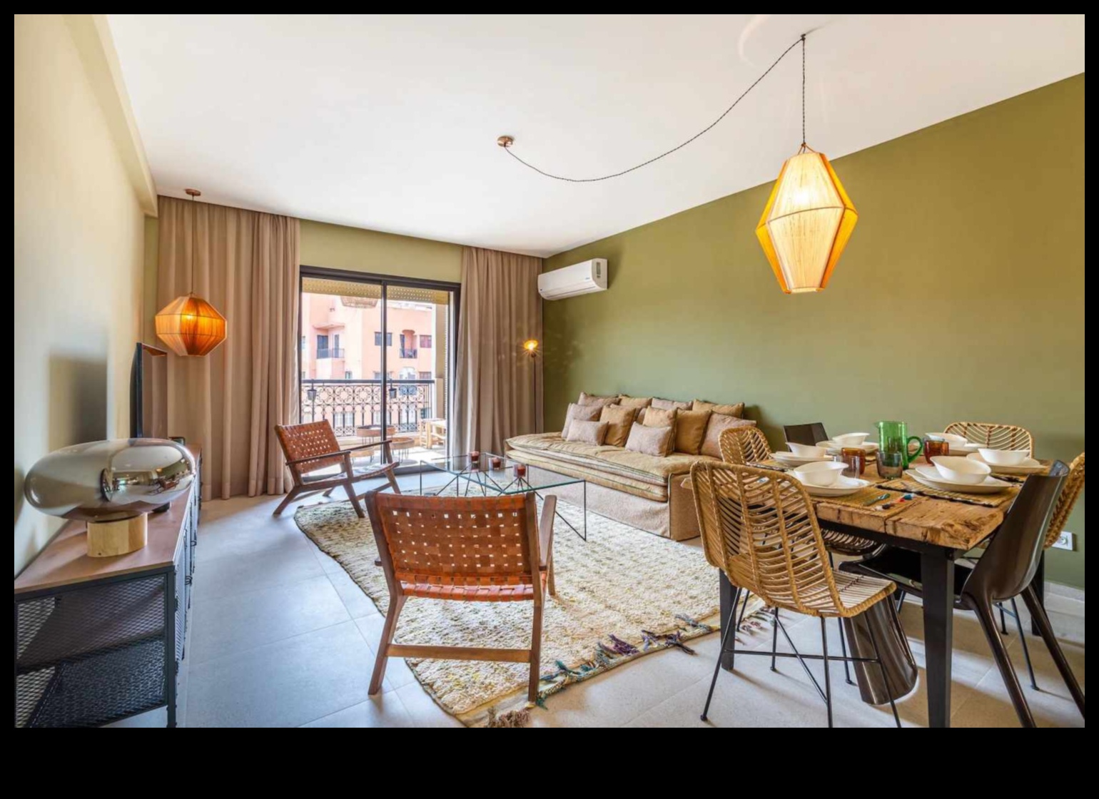 ما هي الأساسيات لإنشاء ديكور غرفة معيشة مغربية بلمسة معاصرة؟