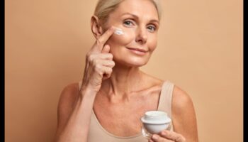 العناية بالبشرة للخطوط الدقيقة والتجاعيد: أساليب مستهدفة للشيخوخة برشاقة
