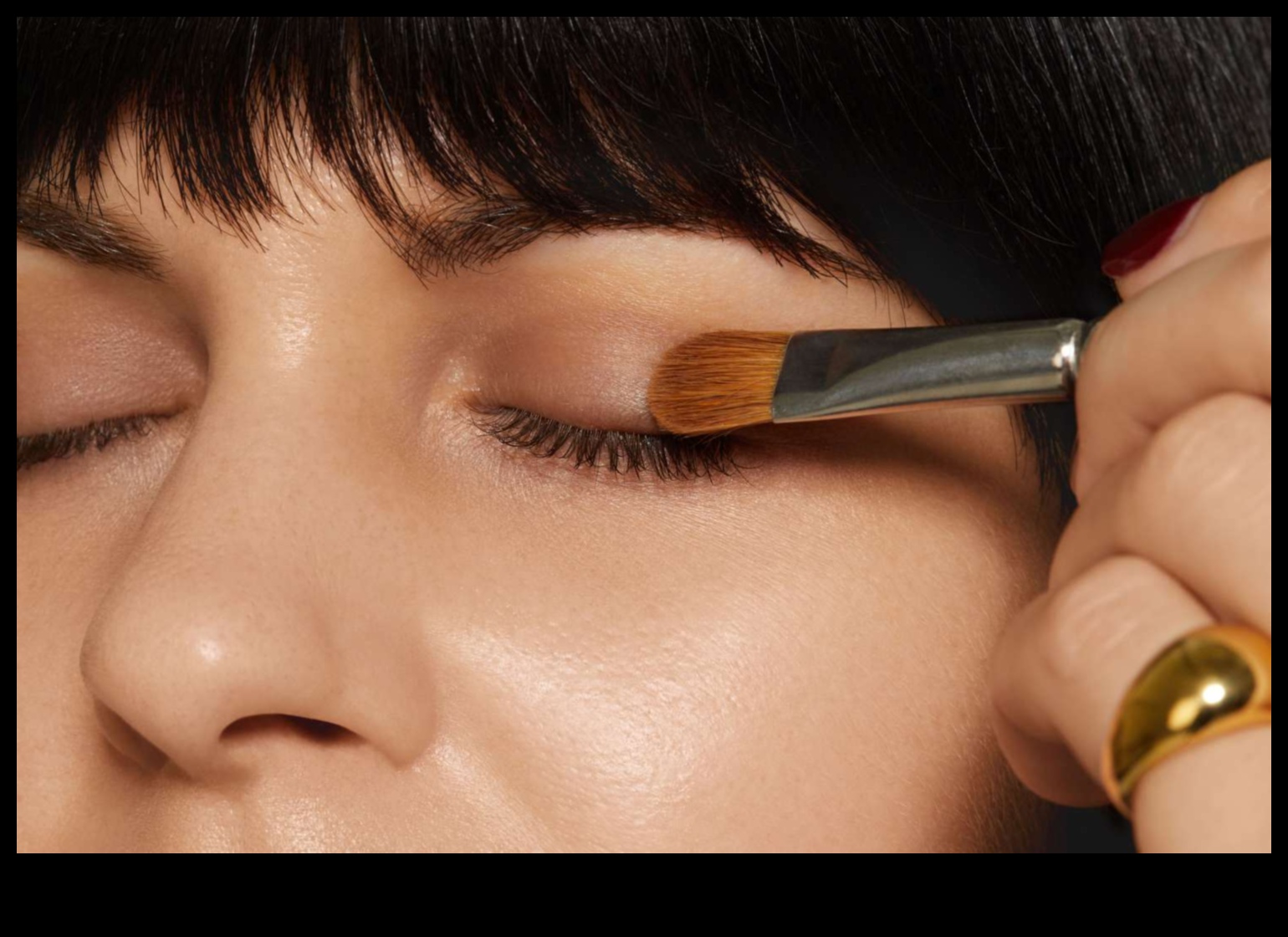 الأسئلة الشائعة حول ظلال العيون: الإجابة على الأسئلة الشائعة لروتين مكياج واثق