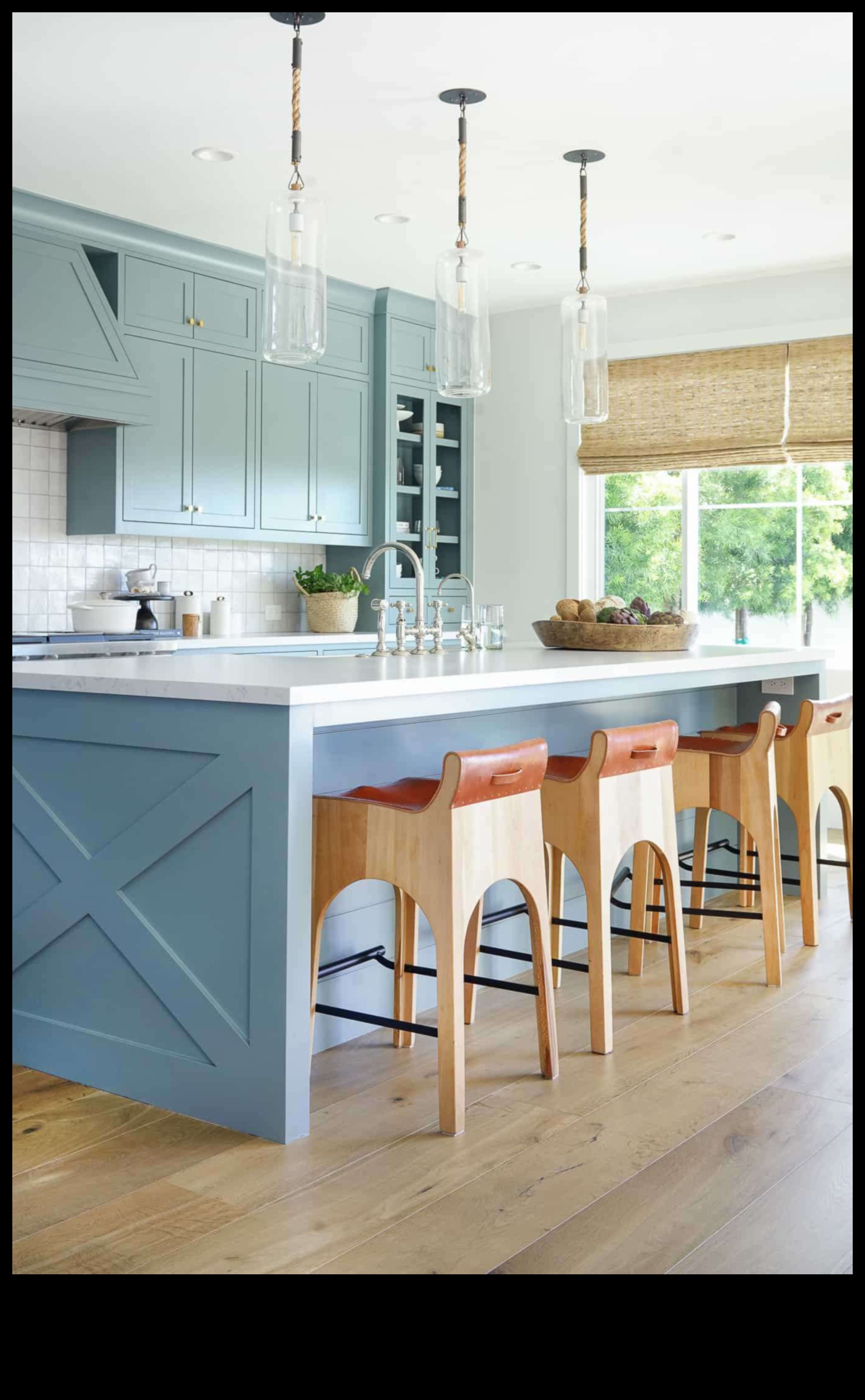 كيفية الحصول على مطبخ مستوحى من المناطق الساحلية مع لمسات زرقاء باستخدام أفكار الديكور؟