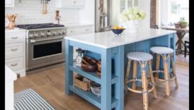 كيفية الحصول على مطبخ مستوحى من المناطق الساحلية مع لمسات زرقاء باستخدام أفكار الديكور؟