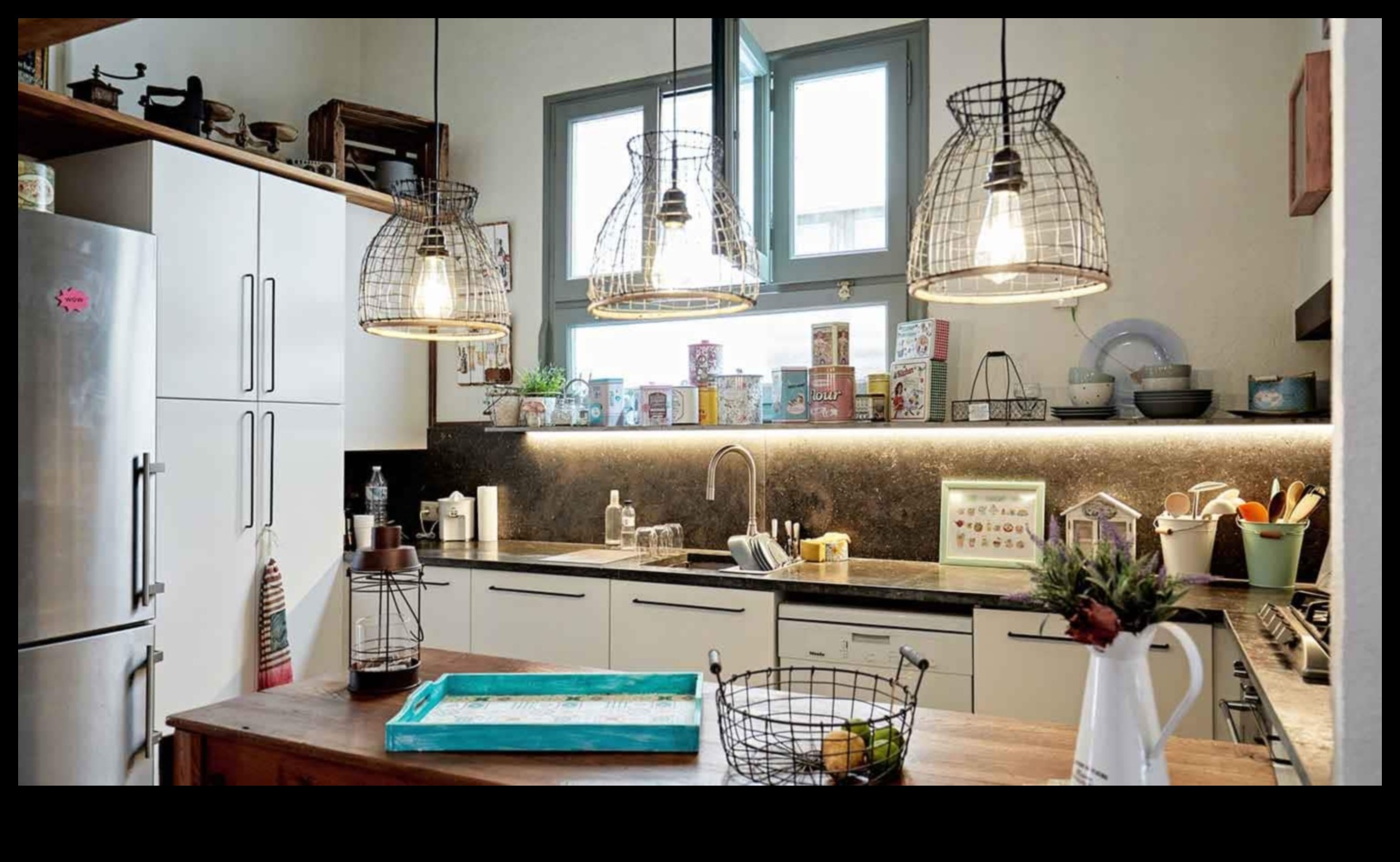 ما هي بعض أفكار ديكور المطبخ الصناعي الأنيق مع أضواء قلادة اديسون؟