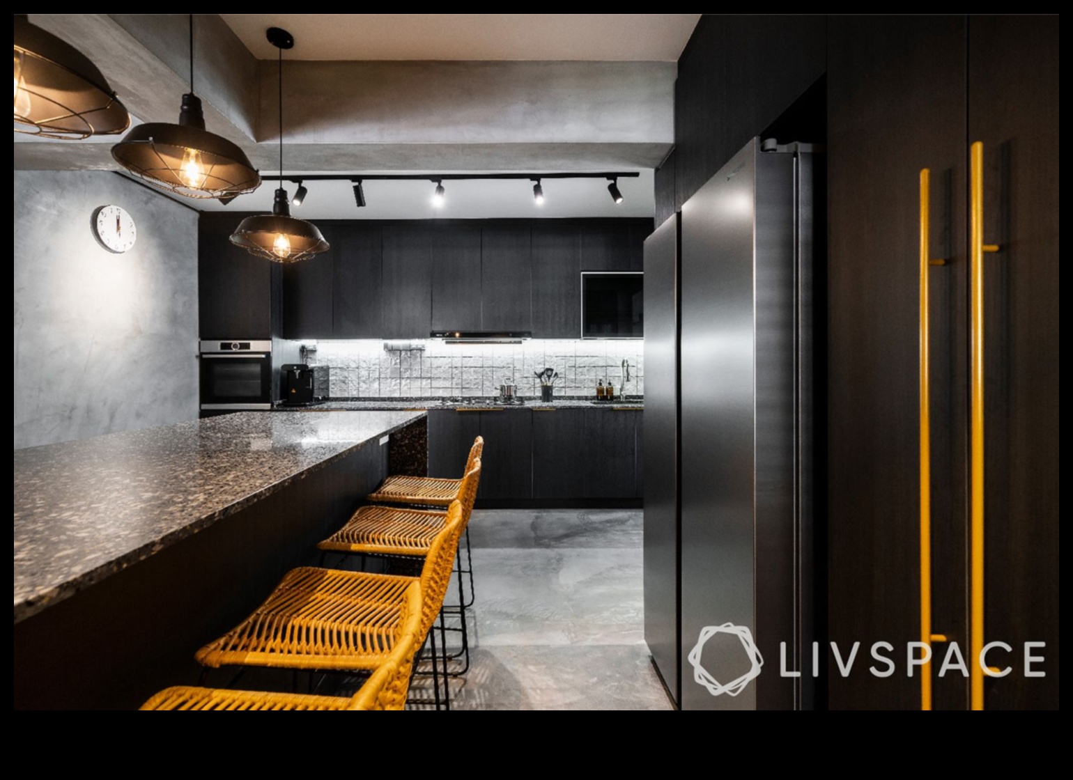 ما هي بعض أفكار ديكور المطبخ الصناعي الأنيق مع أضواء قلادة اديسون؟