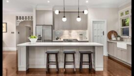 ما هي بعض أفكار ديكور المطبخ الصناعي الأنيق مع أضواء قلادة اديسون؟