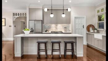 ما هي بعض أفكار ديكور المطبخ الصناعي الأنيق مع أضواء قلادة اديسون؟